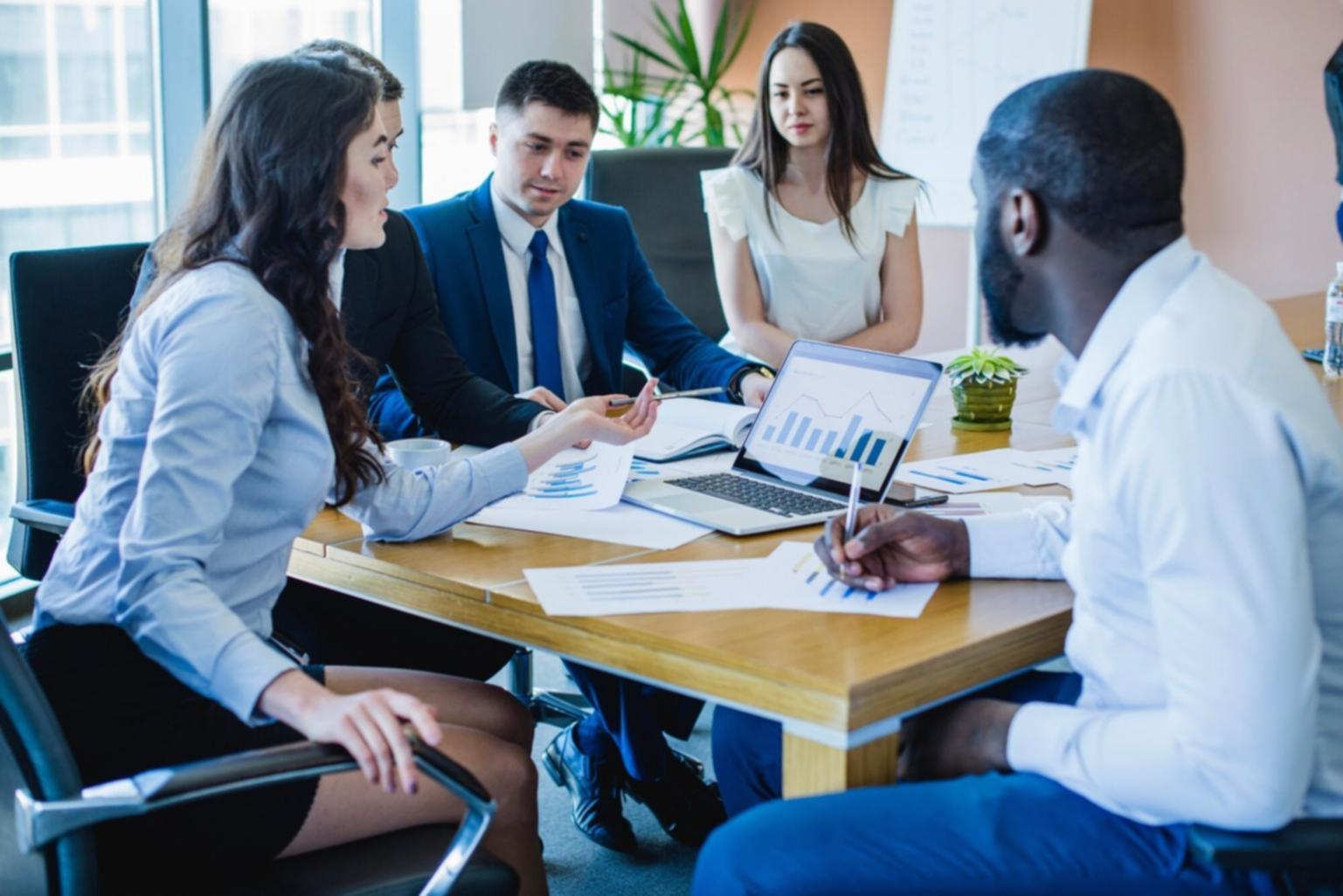 Professioneller Schnittplatz mit mehreren Monitoren und präziser Farbkorrektur