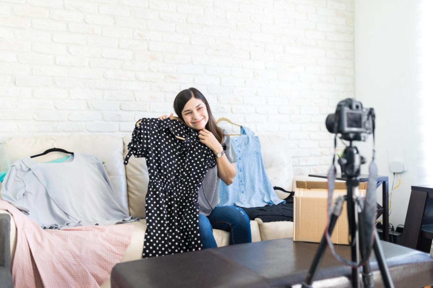 Moderner Arbeitsplatz mit hochauflösendem Monitor und ergonomischer Ausstattung