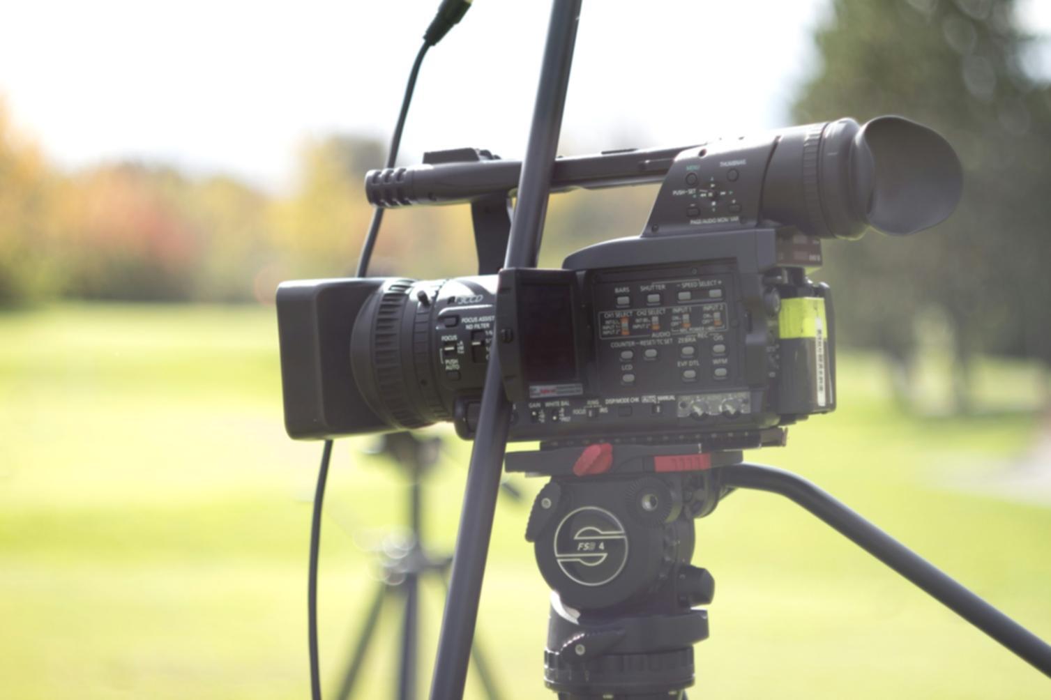 Teilnehmerin beim Video-Editing an professioneller Workstation